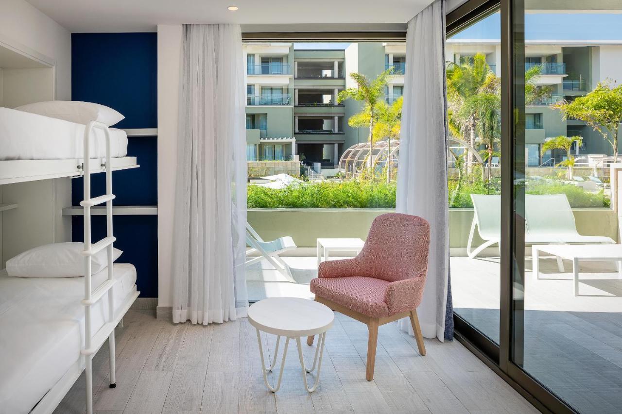 Suite Familiar Superior Privileged Grand