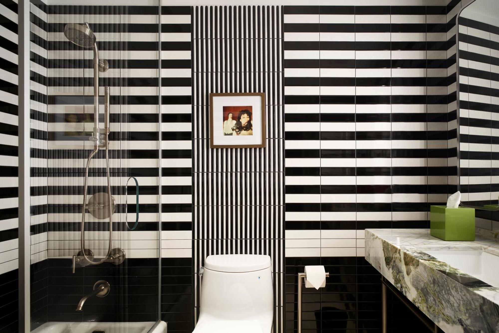 Habitación con cama extragrande y vistas a la ciudad