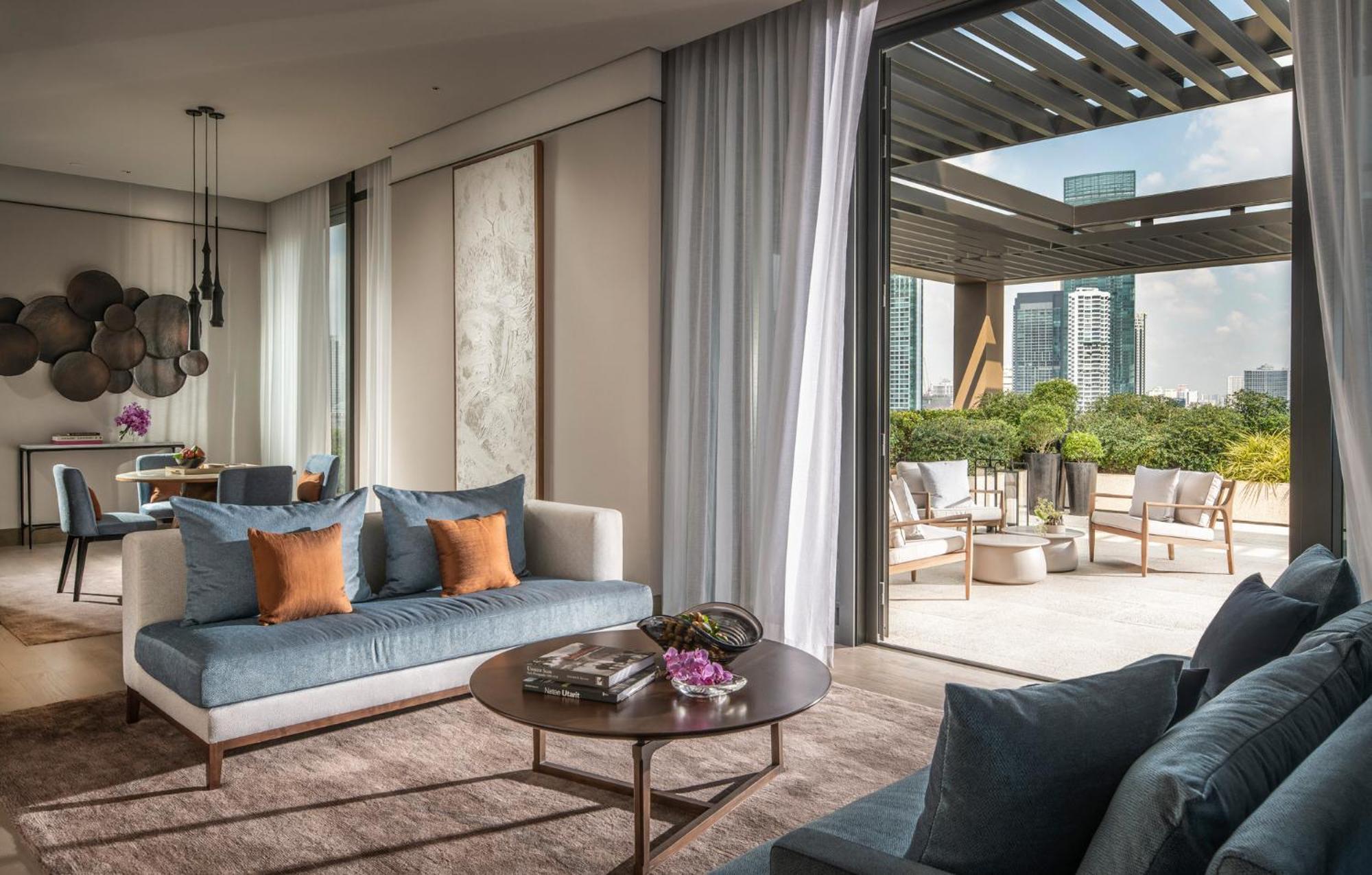 Suite de 1 dormitorio con cama extragrande y terraza junto al río