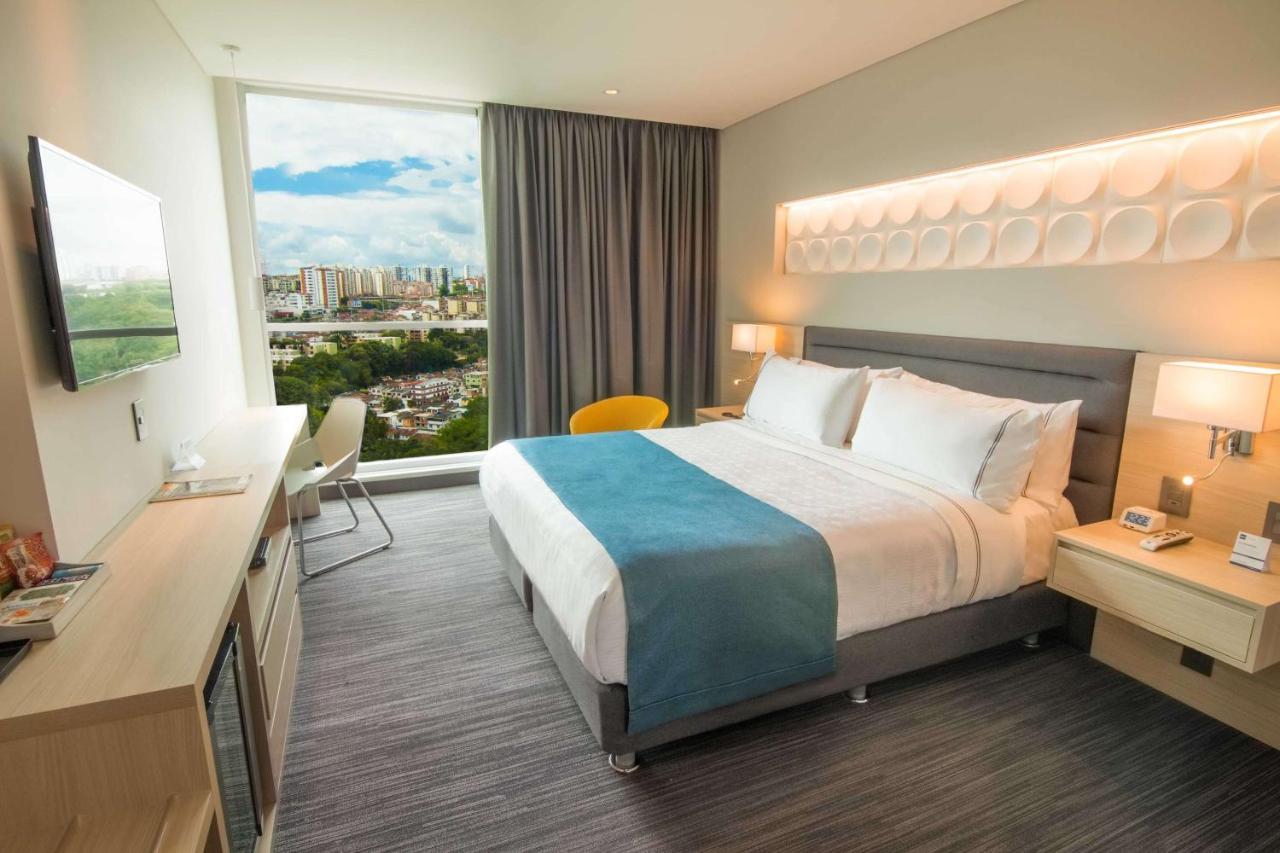 Habitación con cama extragrande.