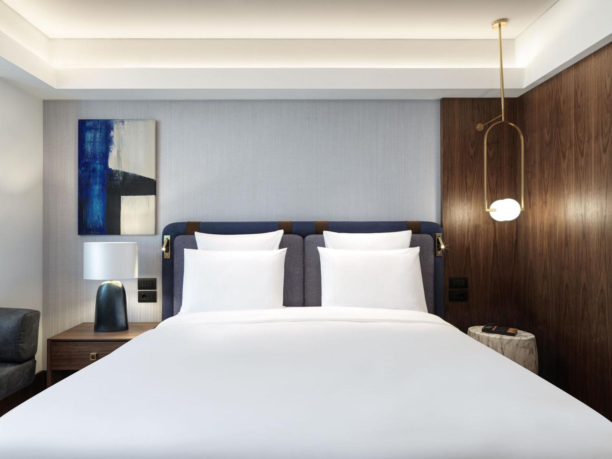 Habitación doble deluxe con cama grande y balcón
