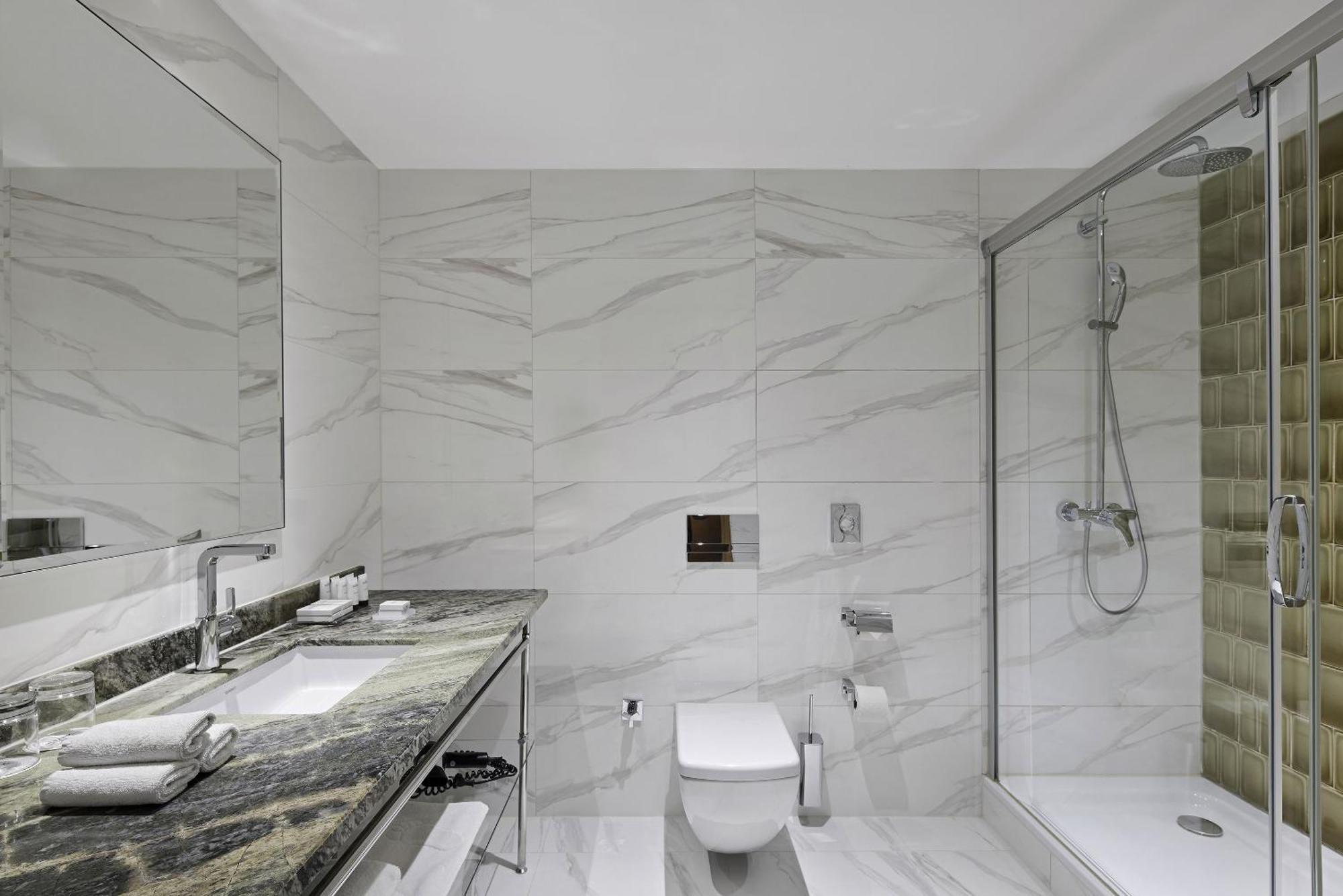 Habitación con cama grande