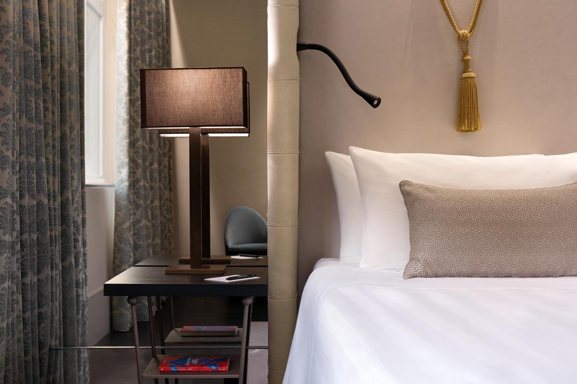 Suite Junior con cama extragrande y vistas a la ciudad