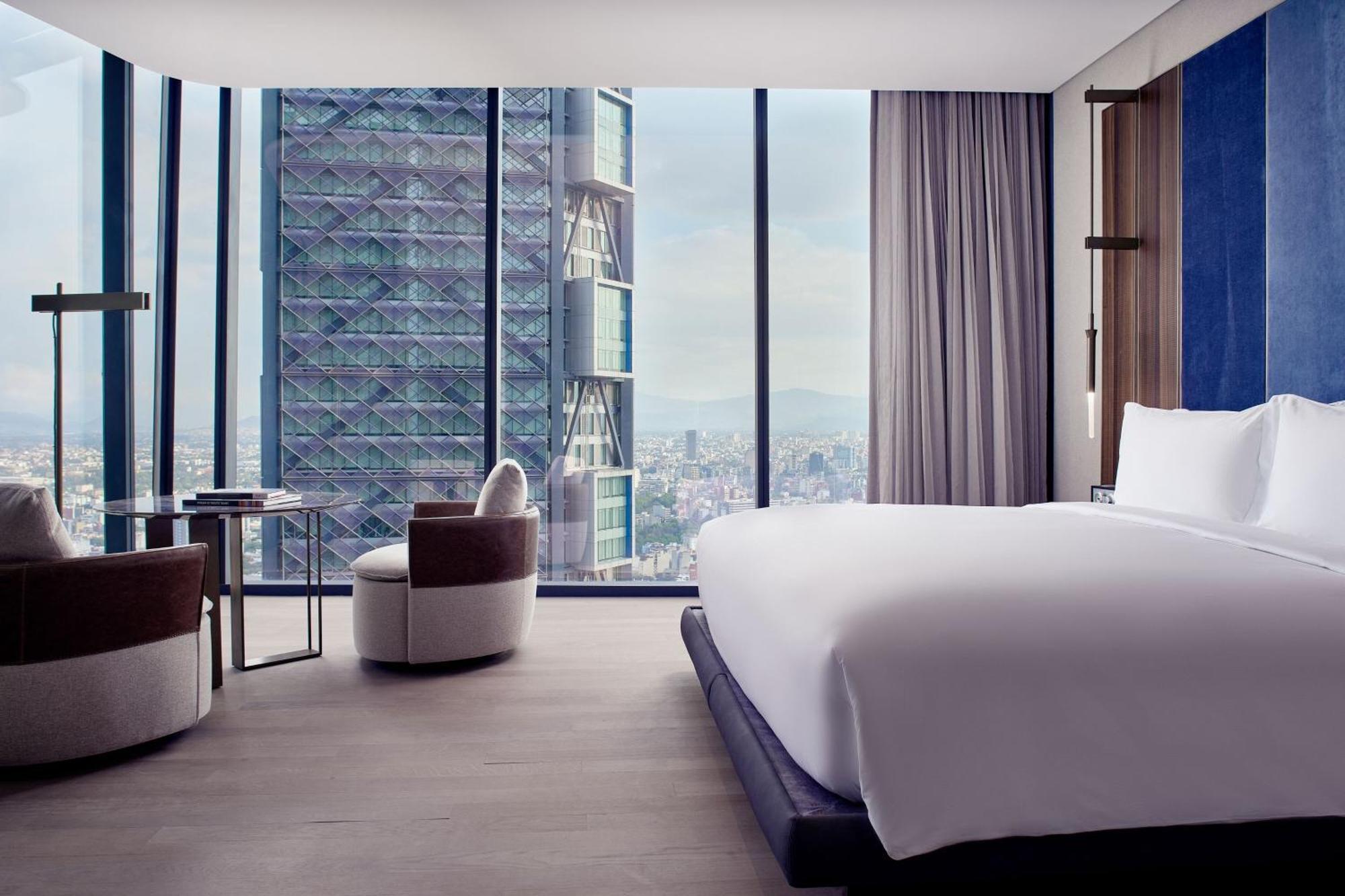 Habitación Deluxe esquinera con cama extragrande y vistas a la ciudad