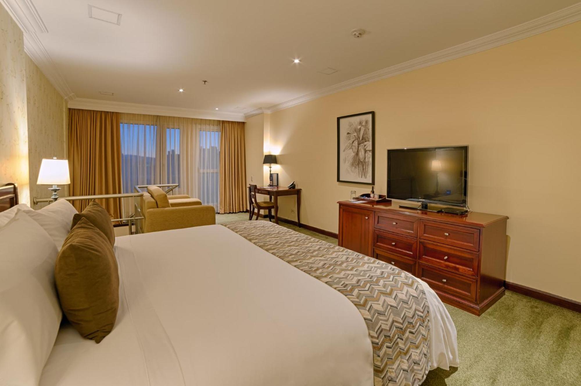 Habitación con cama extragrande.