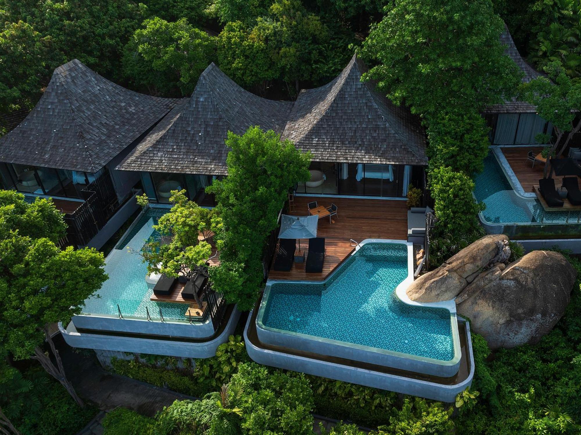 Villa con piscina y vistas panorámicas al mar
