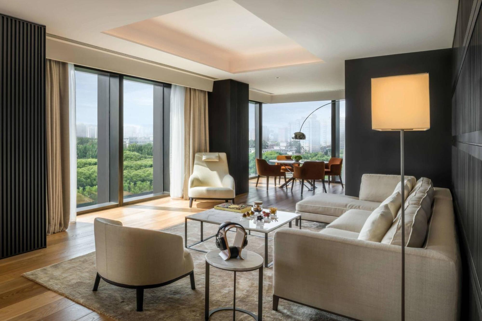 One-Bedroom Deluxe Suite with Liangma River View (Free Minibar soft drinks & beers + Two-way limousine services are available between the hotel and airport or train station in Beijing + unlimited laundry service),1643195898:JPEG