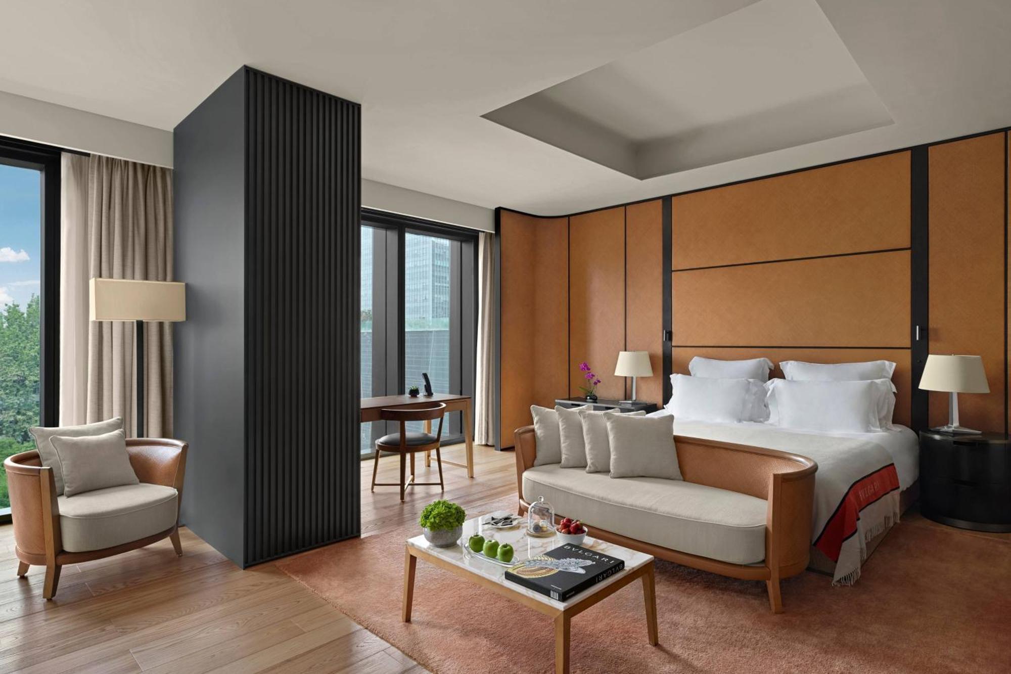 Superior Room with One King Bed and City View (Free Minibar soft drinks & beers + 3km pick-up or drop-off service + Berluti shoe shinning & pressing service),1743103083:JPEG