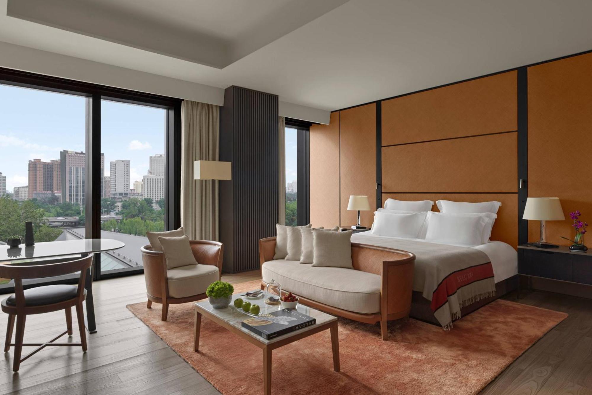 Deluxe Room with One King Bed and City View (Free Minibar soft drinks & beers + 3km pick-up or drop-off service + Berluti shoe shinning & pressing service),1765447738:JPEG