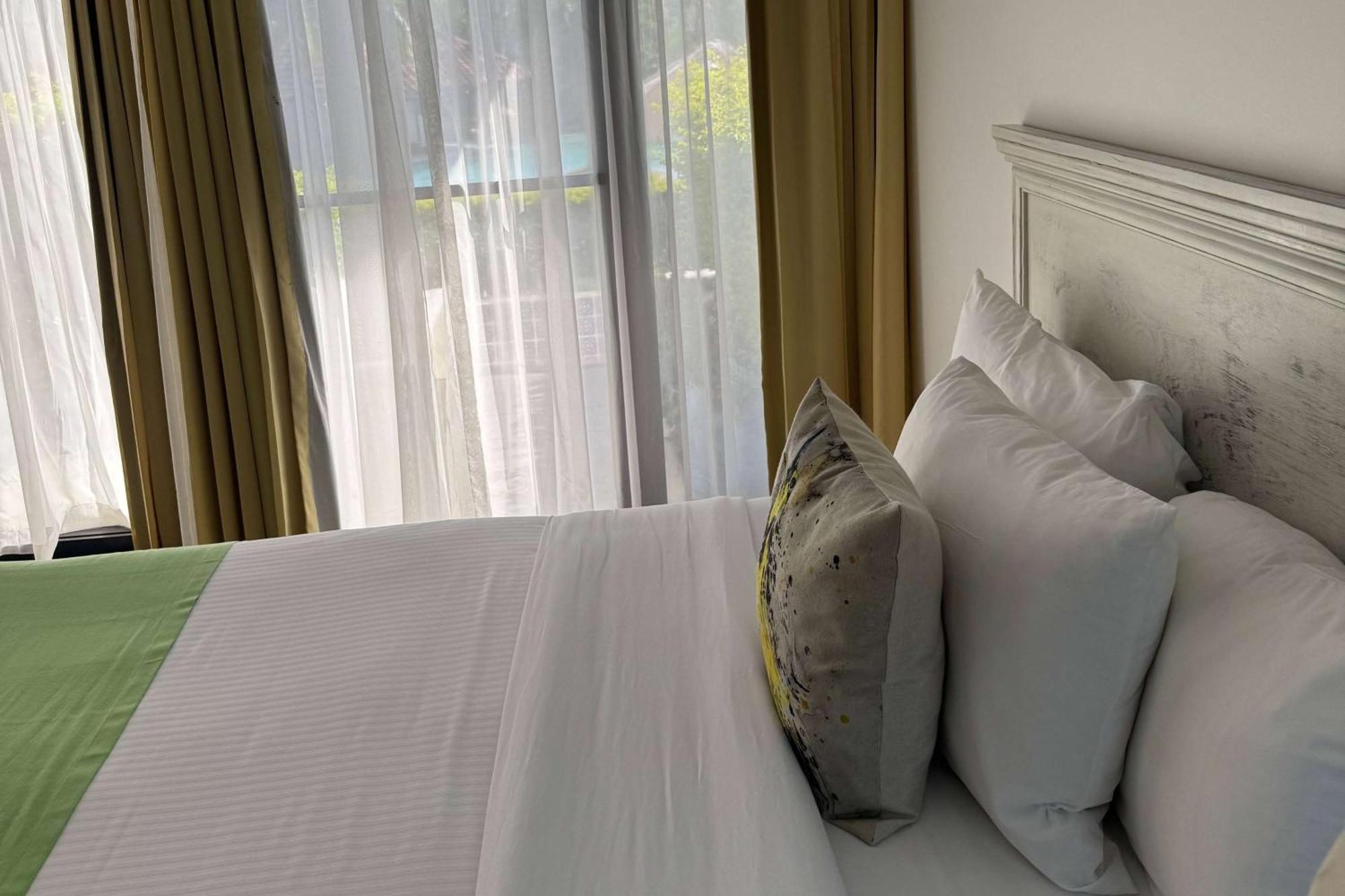 Habitación doble con cama grande y vistas a la piscina - para no fumadores