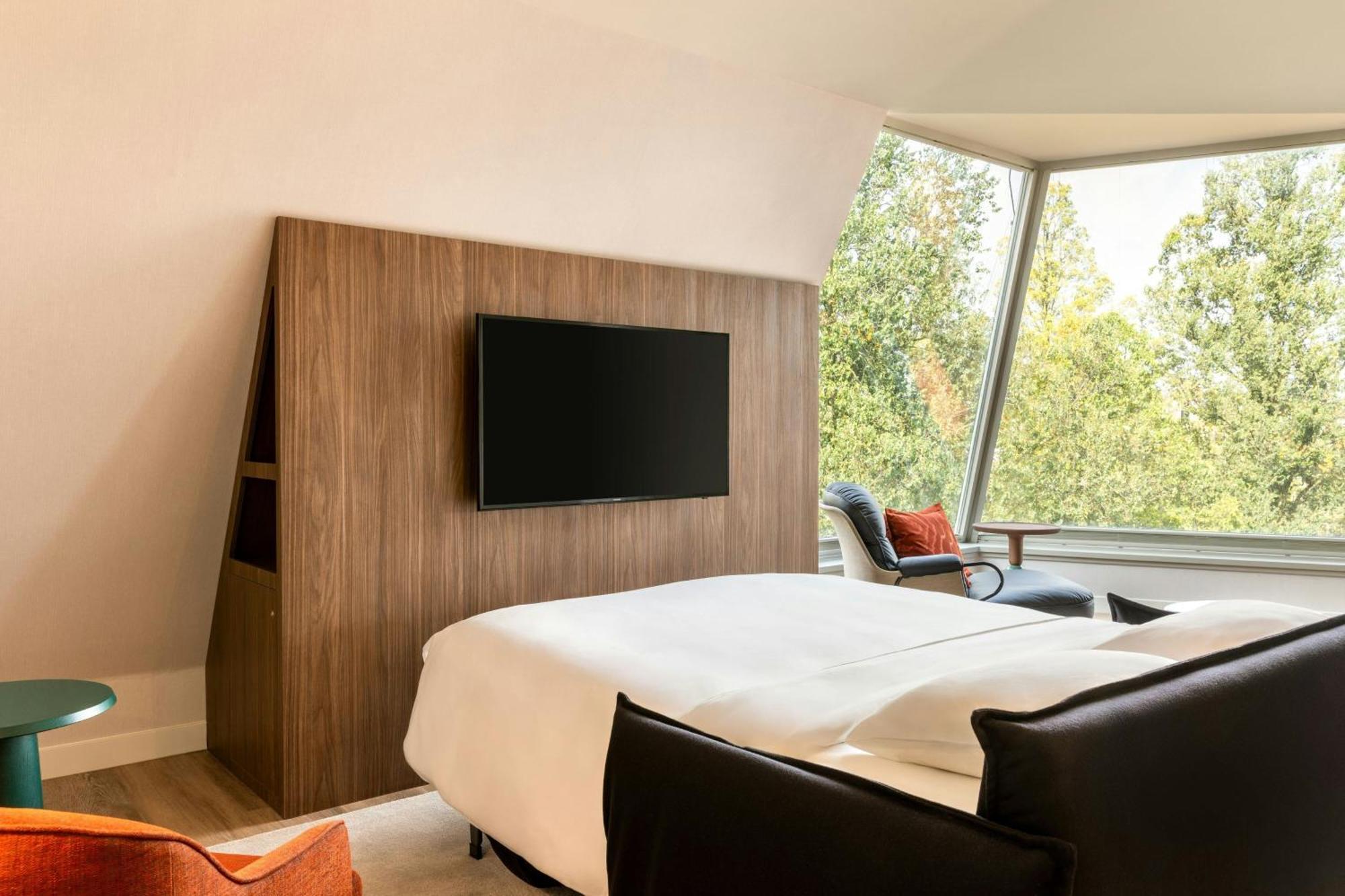 Suite con cama extragrande y sofá cama - Acceso al salón Club