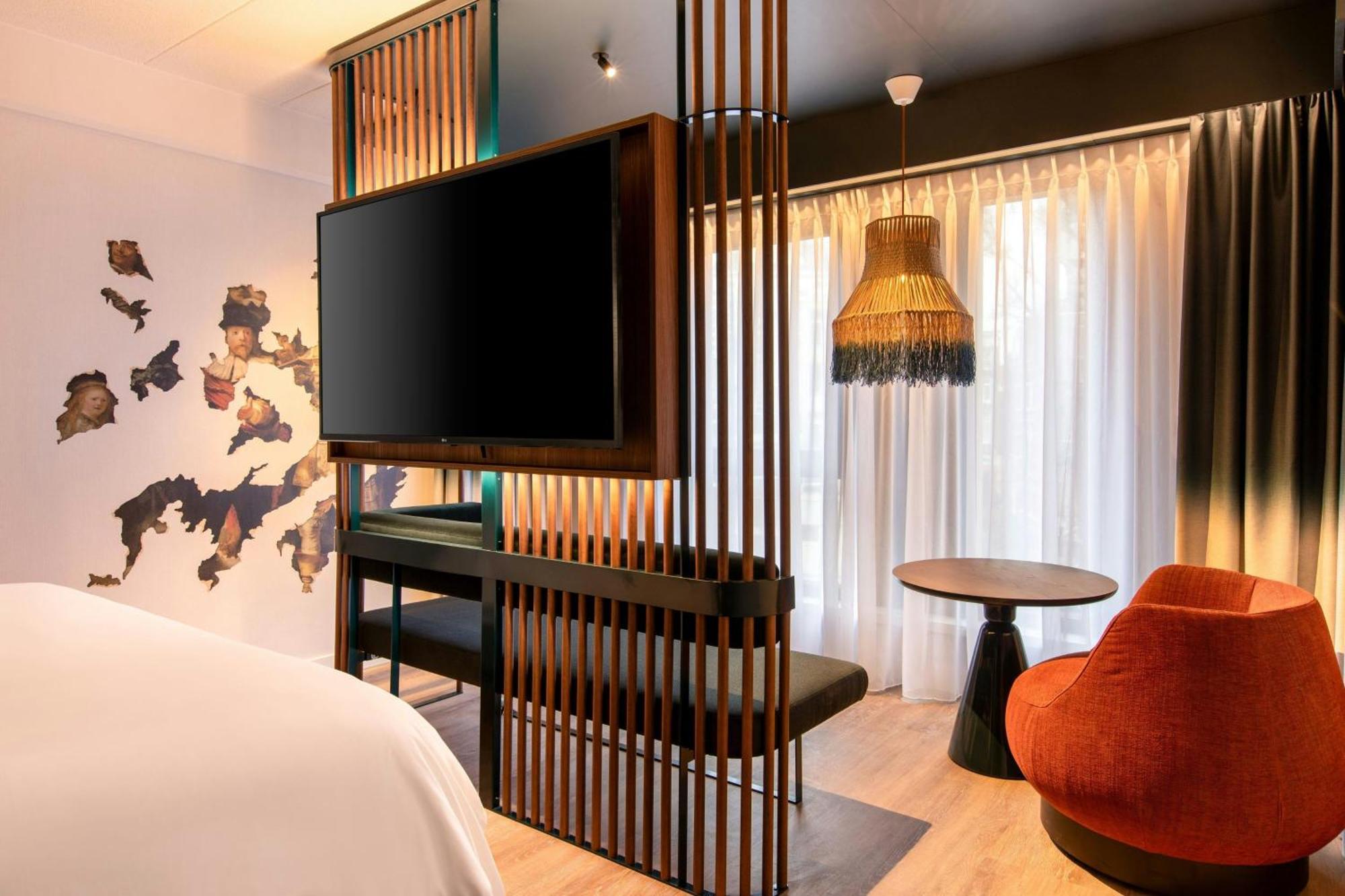 Habitación con cama extragrande.