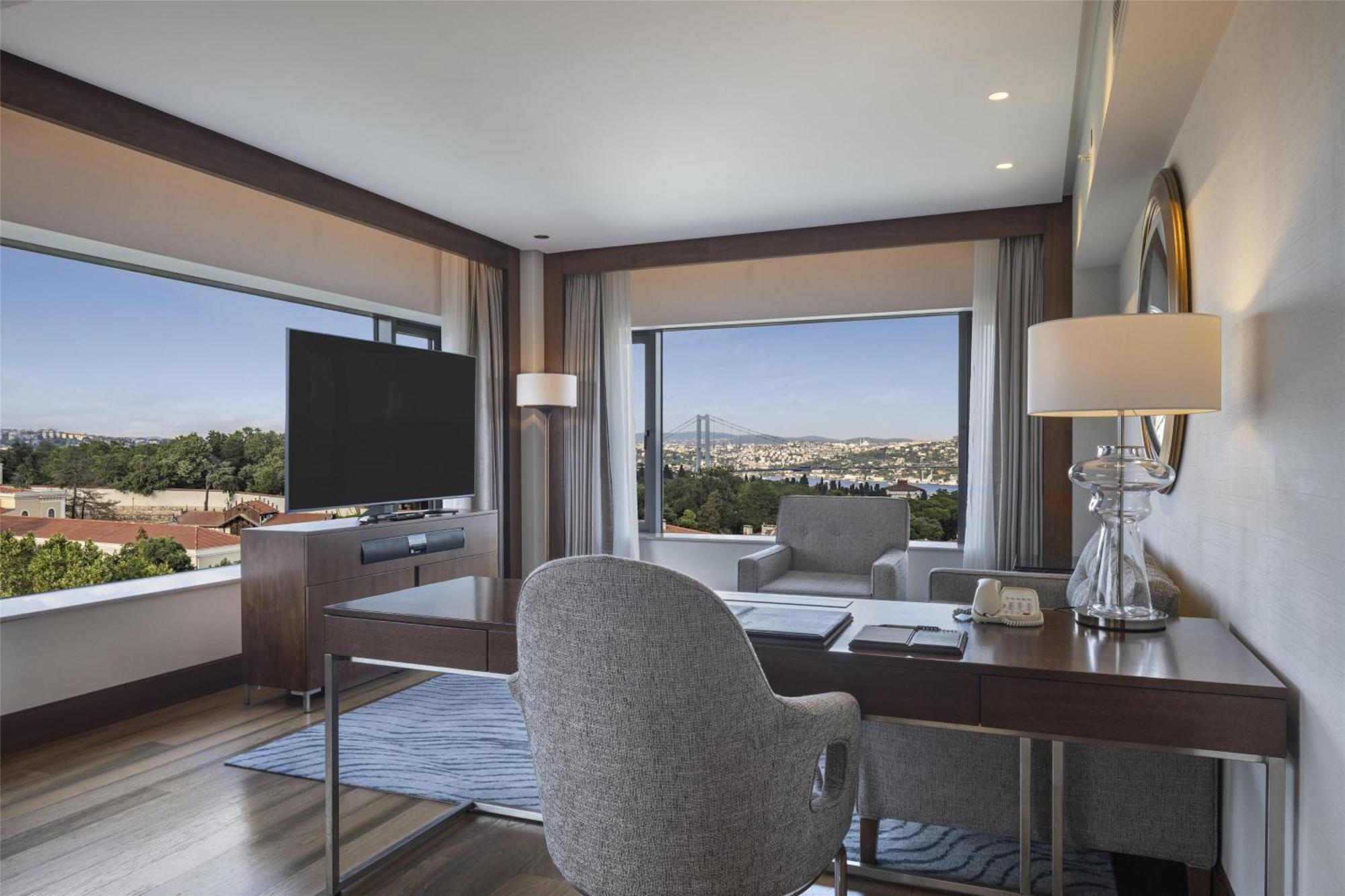 Deluxe Suite with Kitchen and Lounge Access