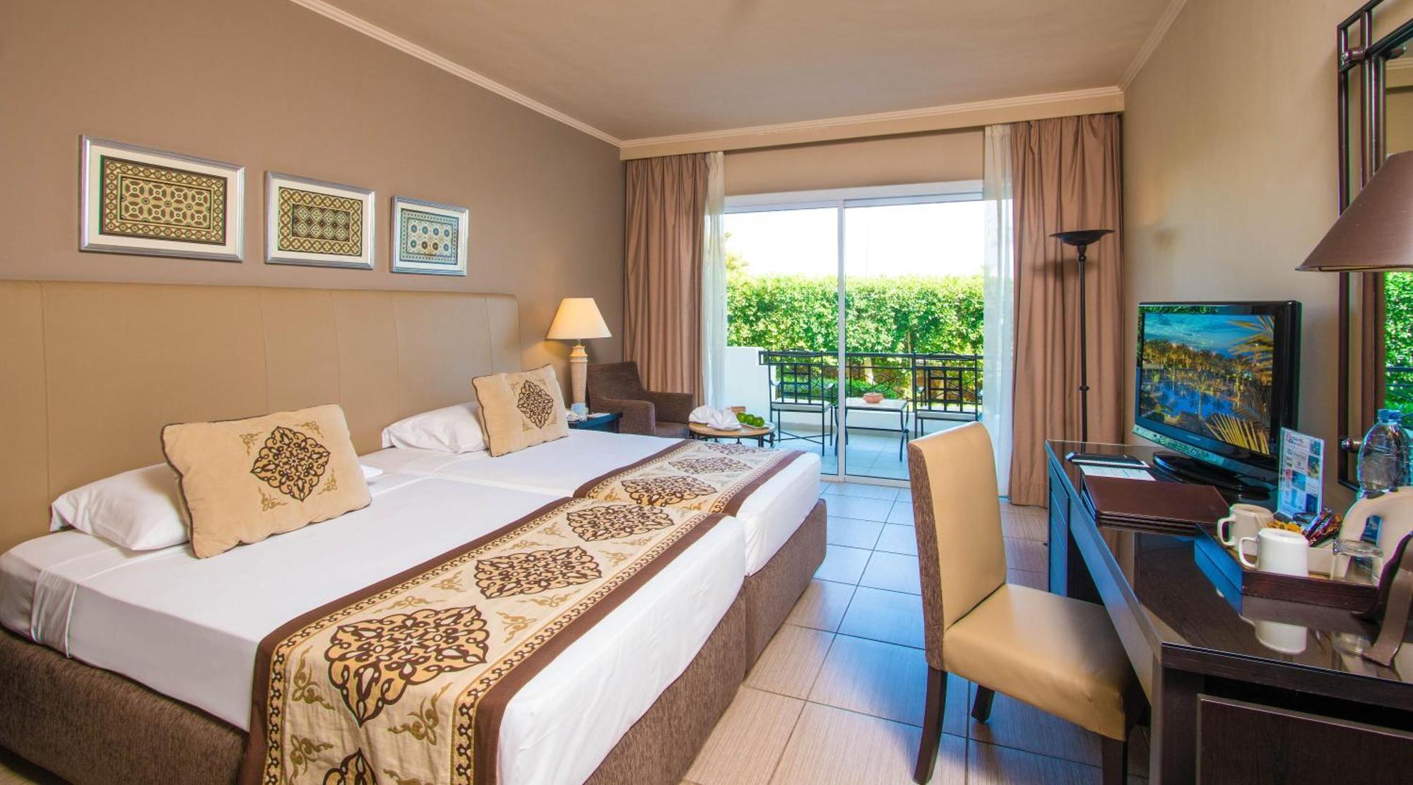 Habitación Superior con vistas al jardín o a la piscina - 1 cama grande o 2 individuales