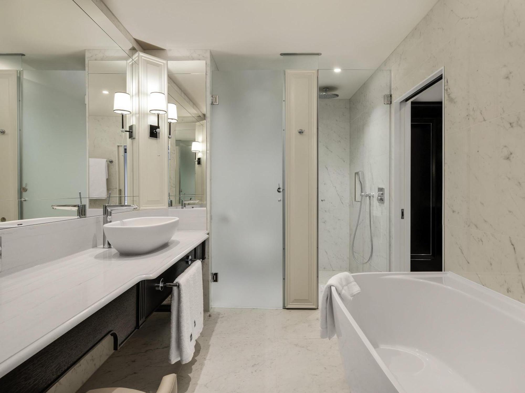 Habitación doble deluxe con cama grande y balcón