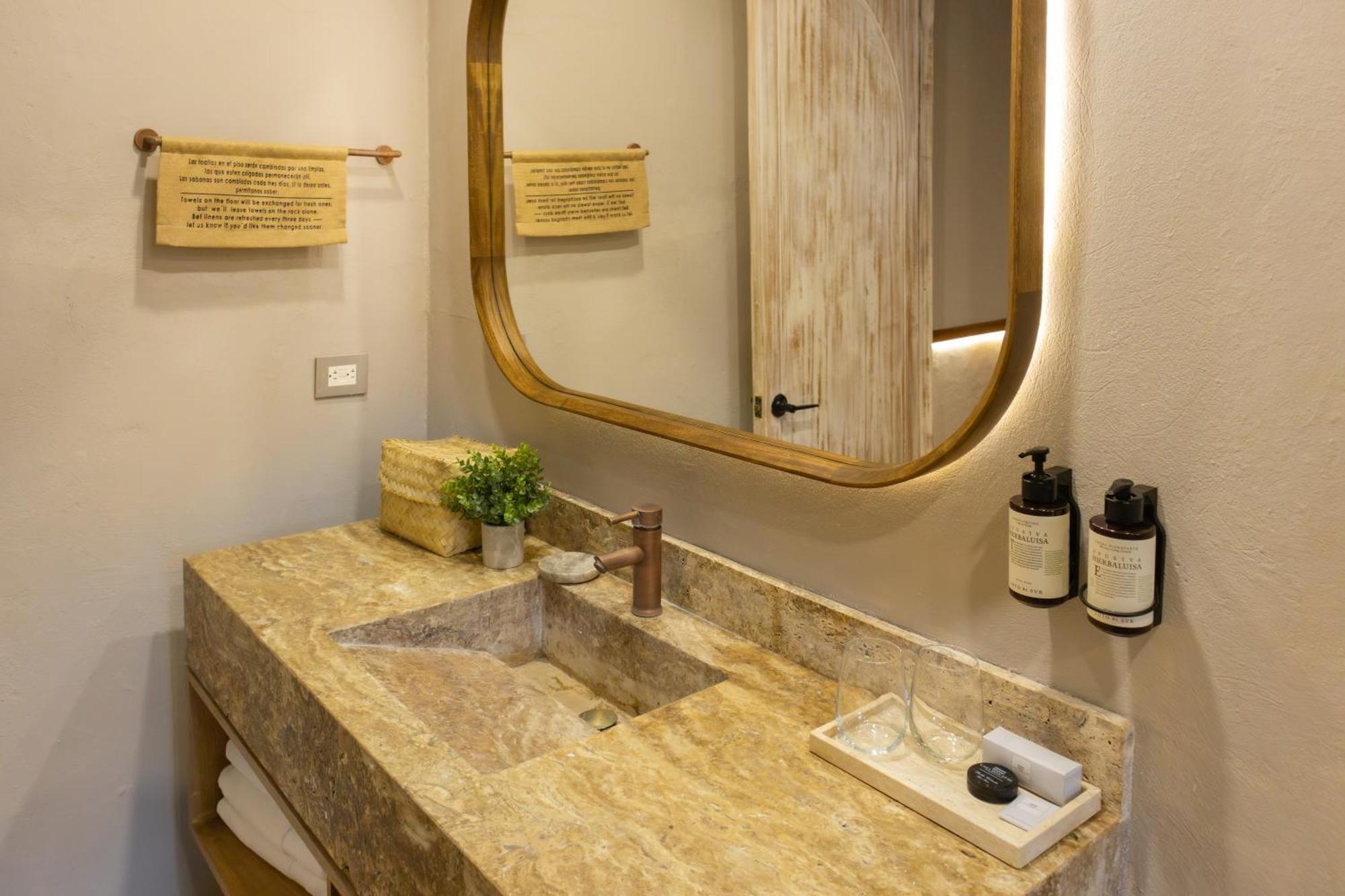 Estudio con cama extragrande y balcón