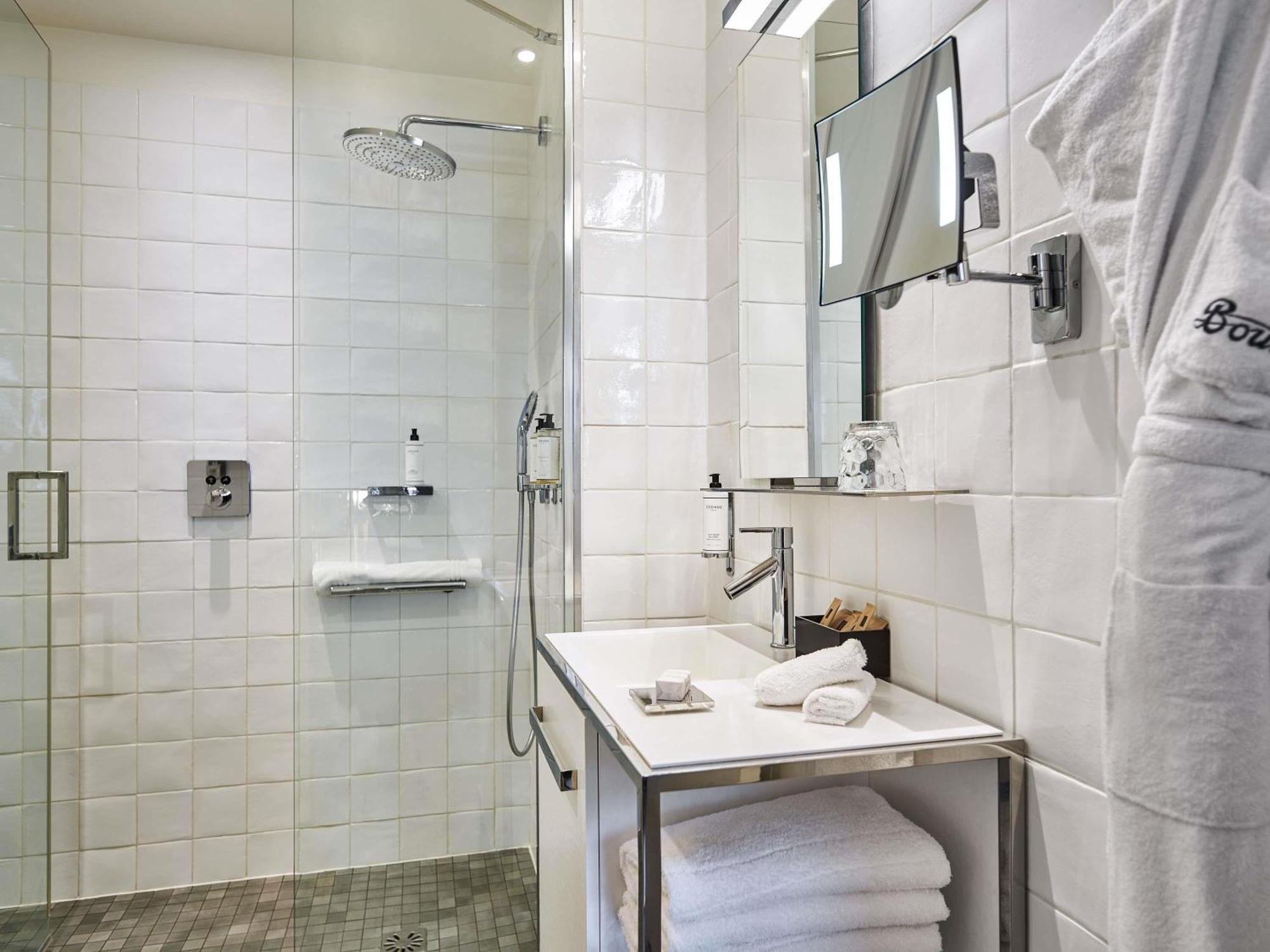 Habitación doble deluxe con cama grande y balcón