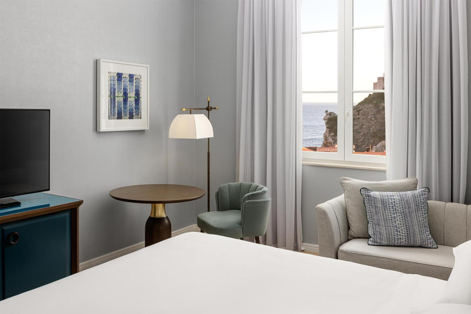 Habitación con cama extragrande y vistas al mar