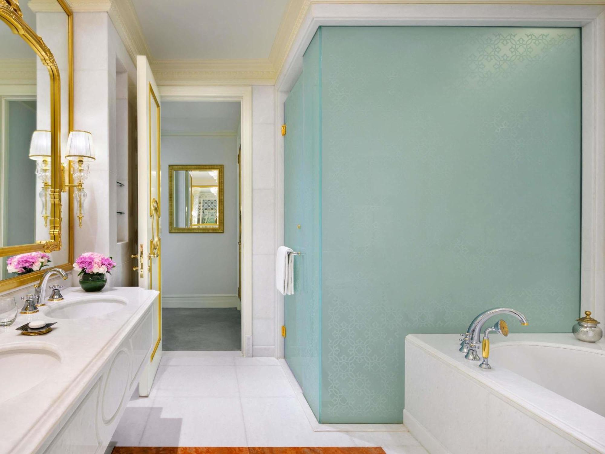 Suite Signature con balcón, vistas al mar y acceso al salón