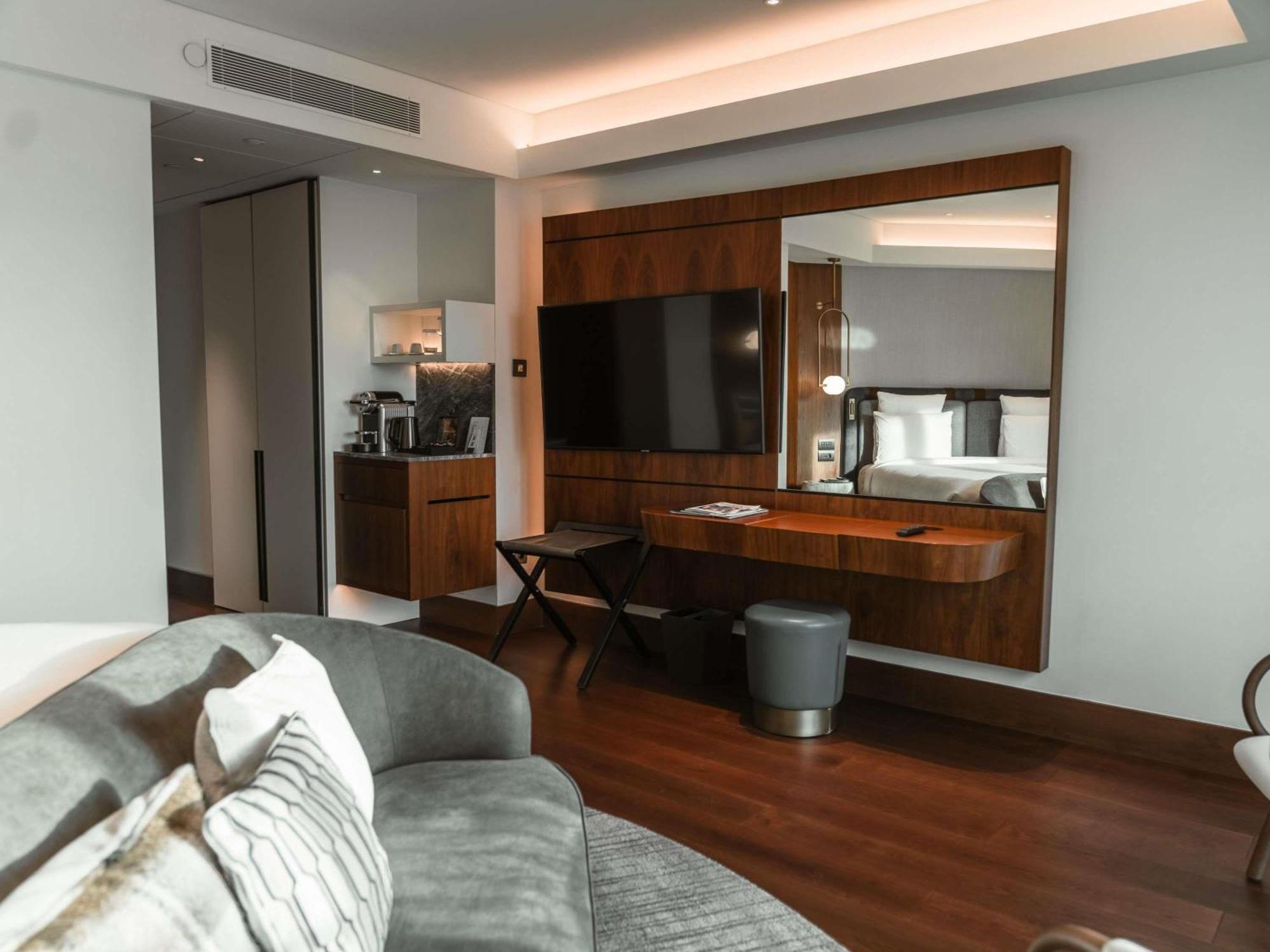 Deluxe King Suite
