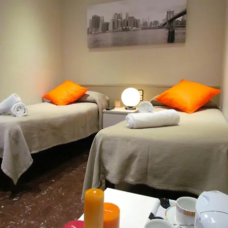 Barcelona City Street Hostal-2