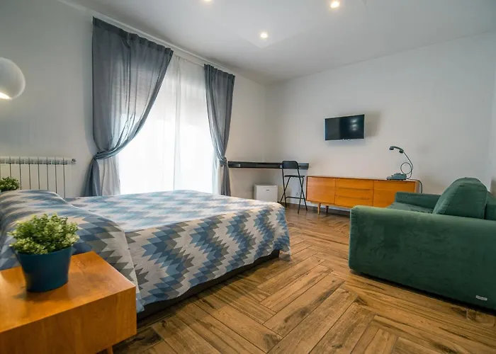Hub Ferroviario - 12 Posti Letto Per Il Tuo Gruppo A Napoli Con Wifi E Netflix
