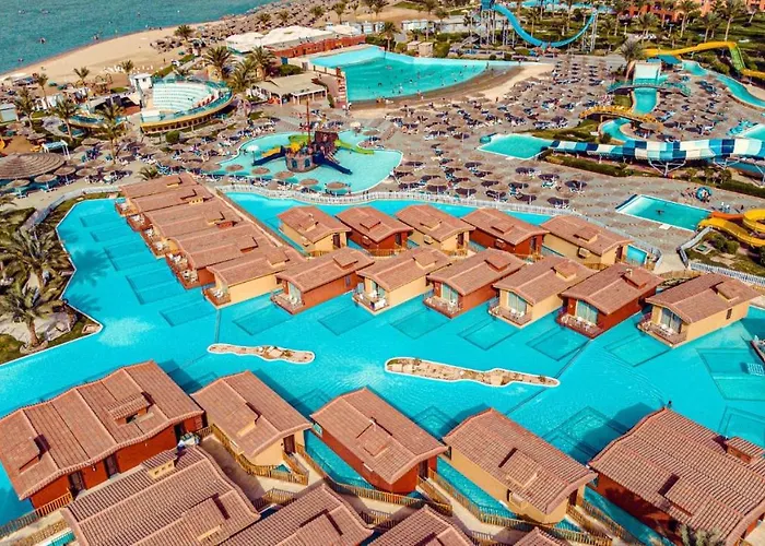 Hotel Jacuzzi: Titanic Palace Families And Couples Only