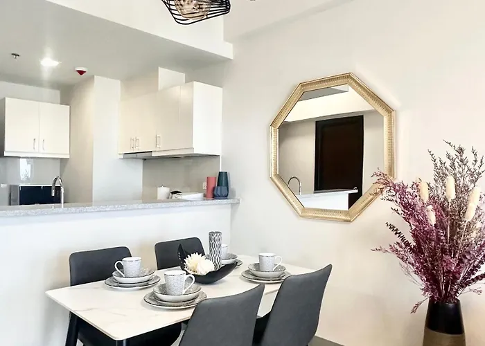 City Lights Apartment In Bgc