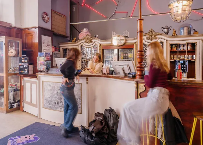 Albergue: Three Little Pigs Hostel - Your Berlin Castle