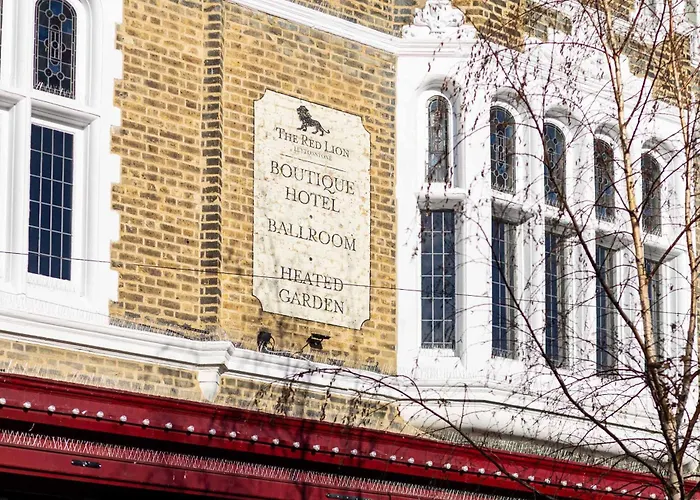 Hotel familiar: The Red Lion Hotel